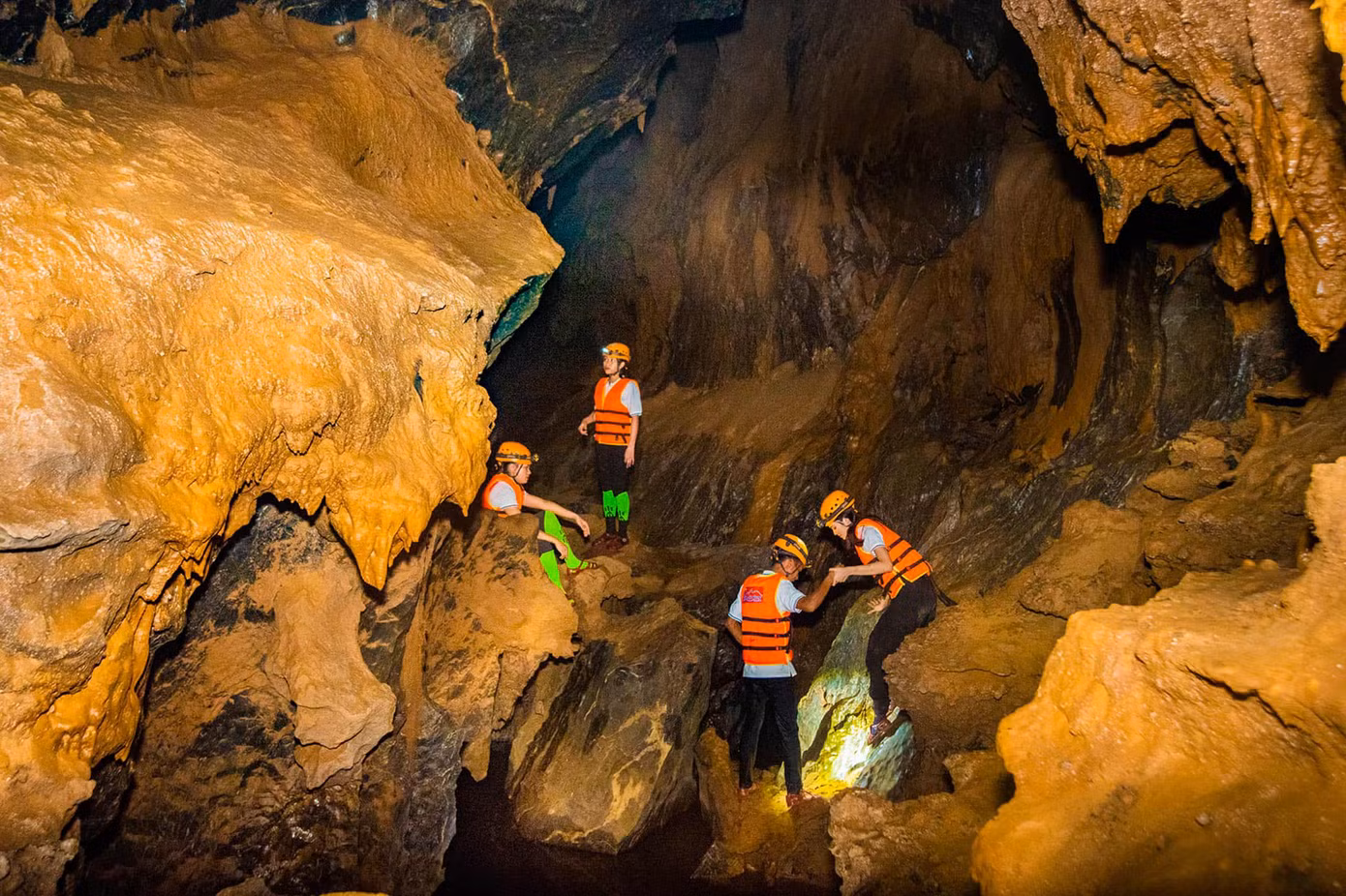 Những năm qua, hoạt động du lịch hang động chủ yếu xoay quanh việc tham quan hoặc khám phá hang động.