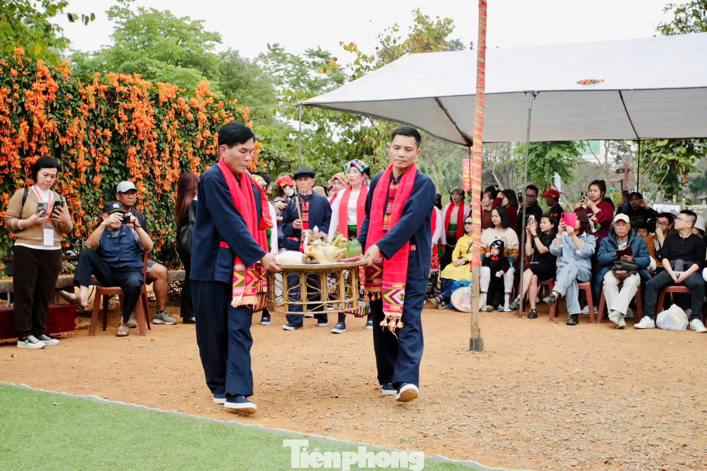 Những lời cúng thần linh, lời dặn cây bông, lời cây thuốc, lời các trò chơi, trò diễn thể hiện tư tưởng nhân văn cao cả của người lao động, đã góp phần điều chỉnh các hành vi văn hóa cá nhân và văn hóa cộng đồng.