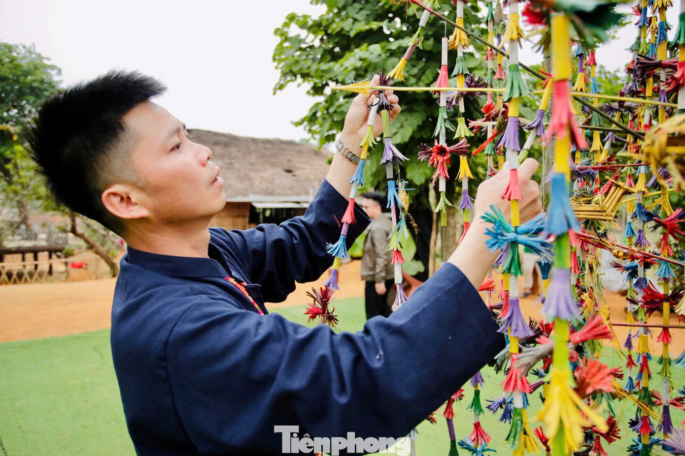 Lễ hội Kin Chiêng Boọc Mạy gồm các phần chính như lễ đón thầy mo, lễ rước cây bông, lễ bắt lợn, lễ cúng đền Cấm, lễ dựng cây bông và chương trình nghệ thuật hát múa dưới cây bông, cúng thần linh, Mường Trời, đánh thức vua trời, cúng và đánh trống cơm, cúng cơm mới...