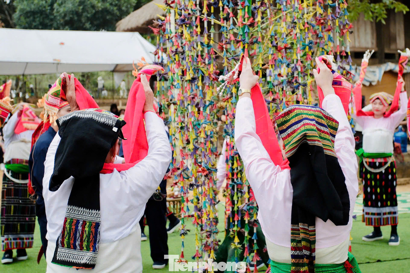 Lễ hội Kin Chiêng Boọc Mạy nghĩa là hát múa ăn mừng xung quanh cây bông nên cây bông được xem là “linh hồn” của lễ tục. Công tác chuẩn bị cây bông cho lễ hội được bắt đầu từ trước Tết âm lịch. Tùy thuộc vào thế hệ nhà Mo mà cây bông được làm 3, 5, 7, 9 tầng, mỗi tầng có hàng trăm nhánh.