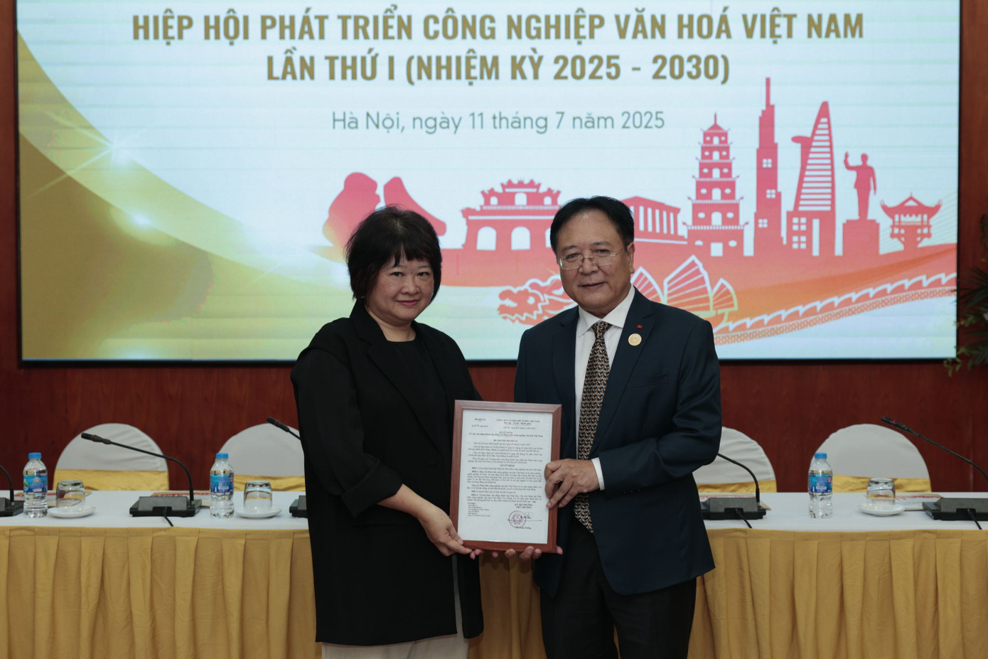 NSND Vương Duy Biên - nguyên Thứ trưởng Bộ VHTTDL - được tín nhiệm bầu làm Chủ tịch Hiệp hội phát triển công nghiệp văn hóa Việt Nam. NSND Vương Duy Biên - nguyên Thứ trưởng Bộ VHTTDL - được tín nhiệm bầu làm Chủ tịch Hiệp hội phát triển công nghiệp văn hóa Việt Nam.