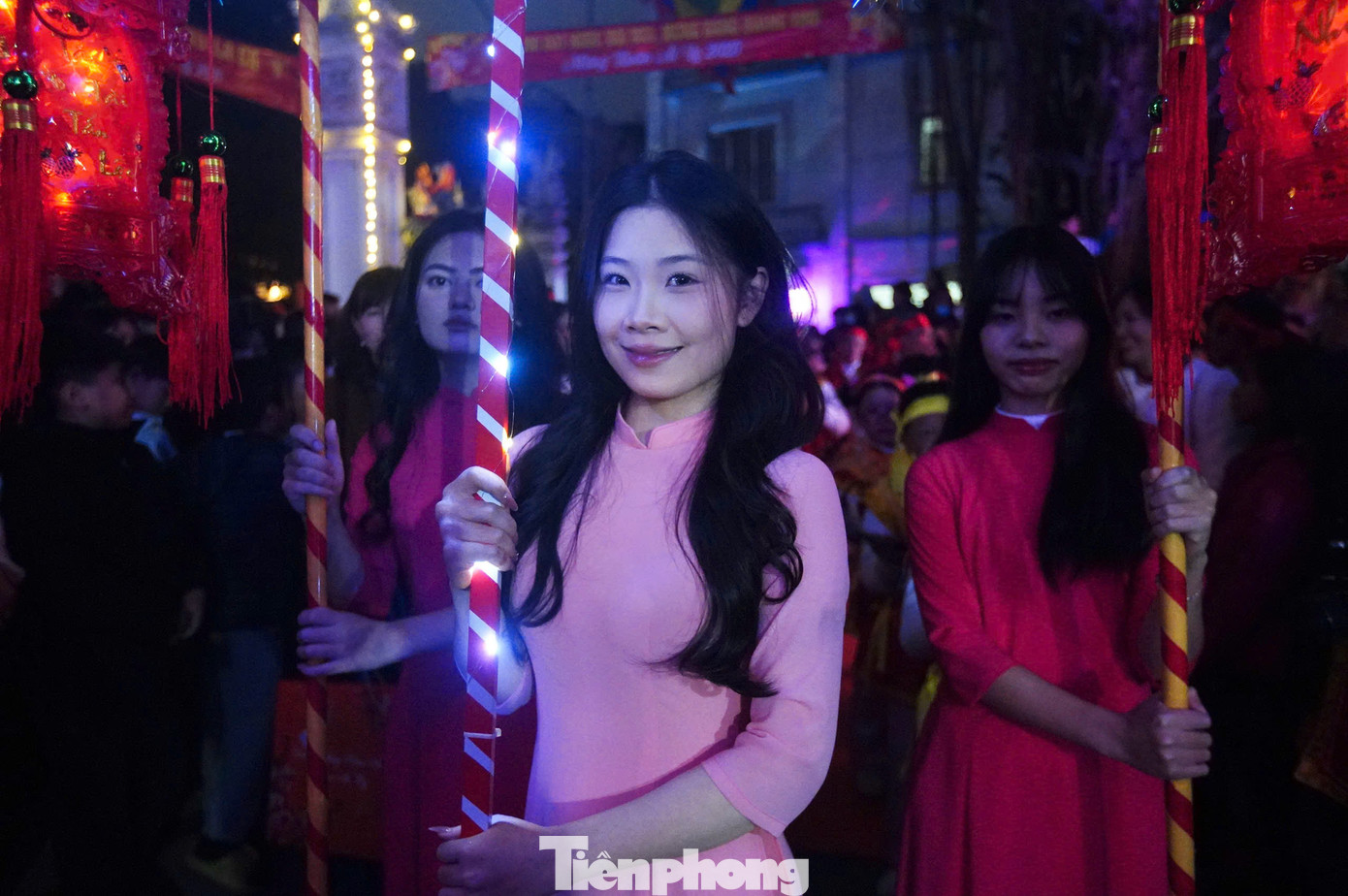 Dân làng La Cả chia sẻ niềm vui, sự hào hứng khi tham gia lễ hội: "Tôi có mặt từ 5h để xem đánh biệt dù phần lễ này kết thúc khá nhanh. Đây là lễ hội lớn nhất của làng nên tôi không thể vắng mặt được", "Tôi hơi tiếc vì phần đánh biệt năm nay có vẻ thúc nhanh hơn mọi khi. Có thể nói phần nghi lễ này khá hiếm trong các lễ hội ở miền Bắc"...