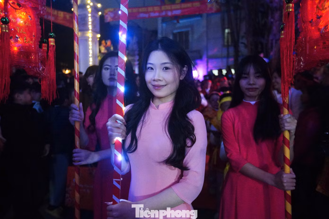 Dân làng La Cả chia sẻ niềm vui, sự hào hứng khi tham gia lễ hội: "Tôi có mặt từ 5h để xem đánh biệt dù phần lễ này kết thúc khá nhanh. Đây là lễ hội lớn nhất của làng nên tôi không thể vắng mặt được", "Tôi hơi tiếc vì phần đánh biệt năm nay có vẻ thúc nhanh hơn mọi khi. Có thể nói phần nghi lễ này khá hiếm trong các lễ hội ở miền Bắc"...