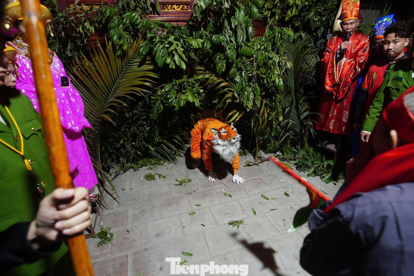 Đình làng La Cả là nơi thờ Thành hoàng Đương Cảnh Công và hai người vợ của ông là Tuyên Nương và Trinh Nương. Mỗi mùa lễ hội, người đóng giả hổ được tuyển chọn mới theo điều kiện gắt gao từ BTC lễ hội.