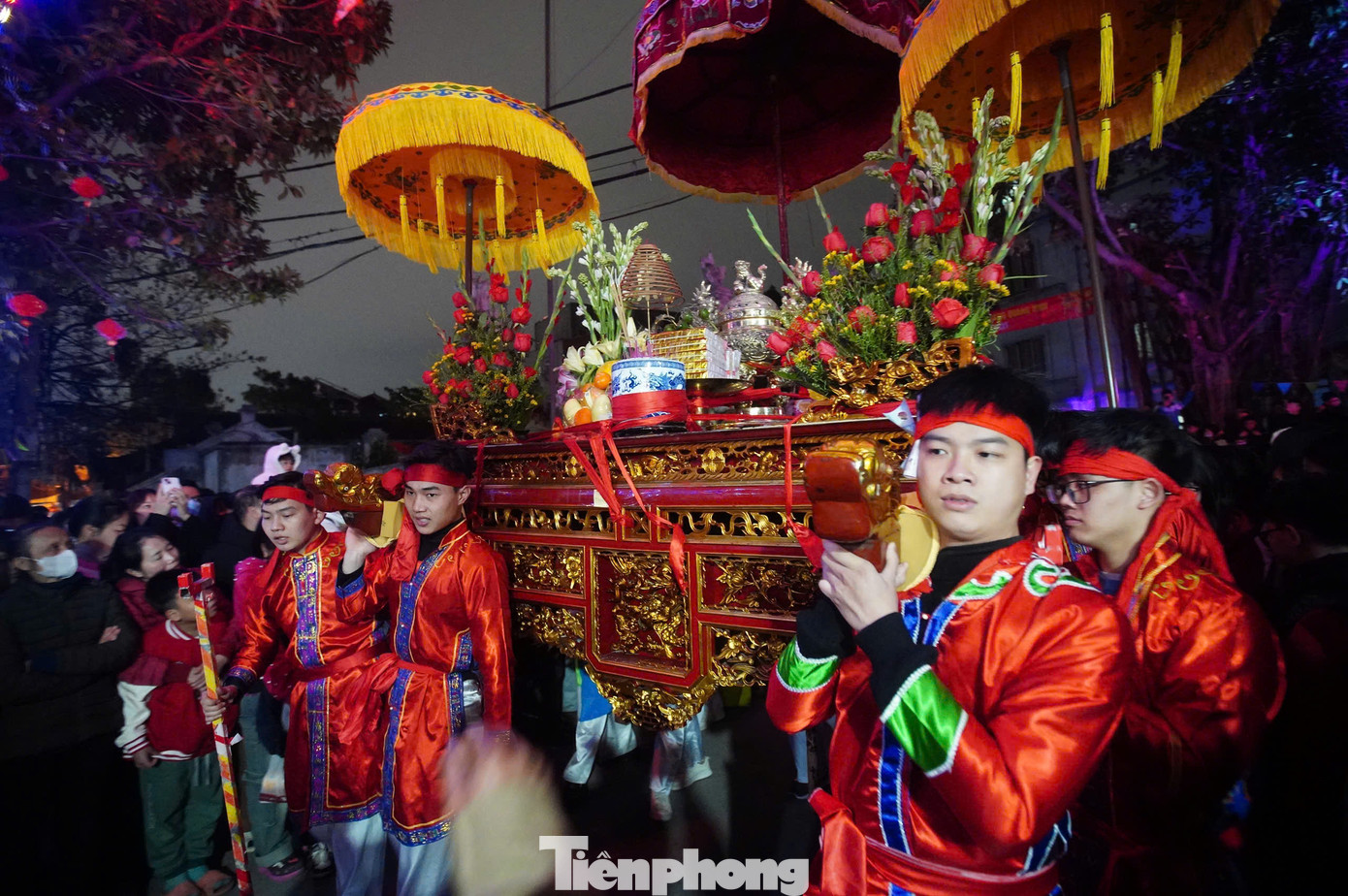 Theo sau kiệu Thành hoàng làng là kiệu bà Lớn, kiệu bà Bé - 2 phu nhân của Đức Thành Hoàng. Theo đó, những người khiêng kiệu cần đáp ứng yêu cầu chưa lập gia đình. Kiệu Đức Thành Hoàng do nam thanh niên khiêng và kiệu hai bà do thiếu nữ trong làng khiêng. Ngoài 3 kiệu chính, đoàn rước còn có khoảng 10 kiệu lễ của các tổ dân phố.