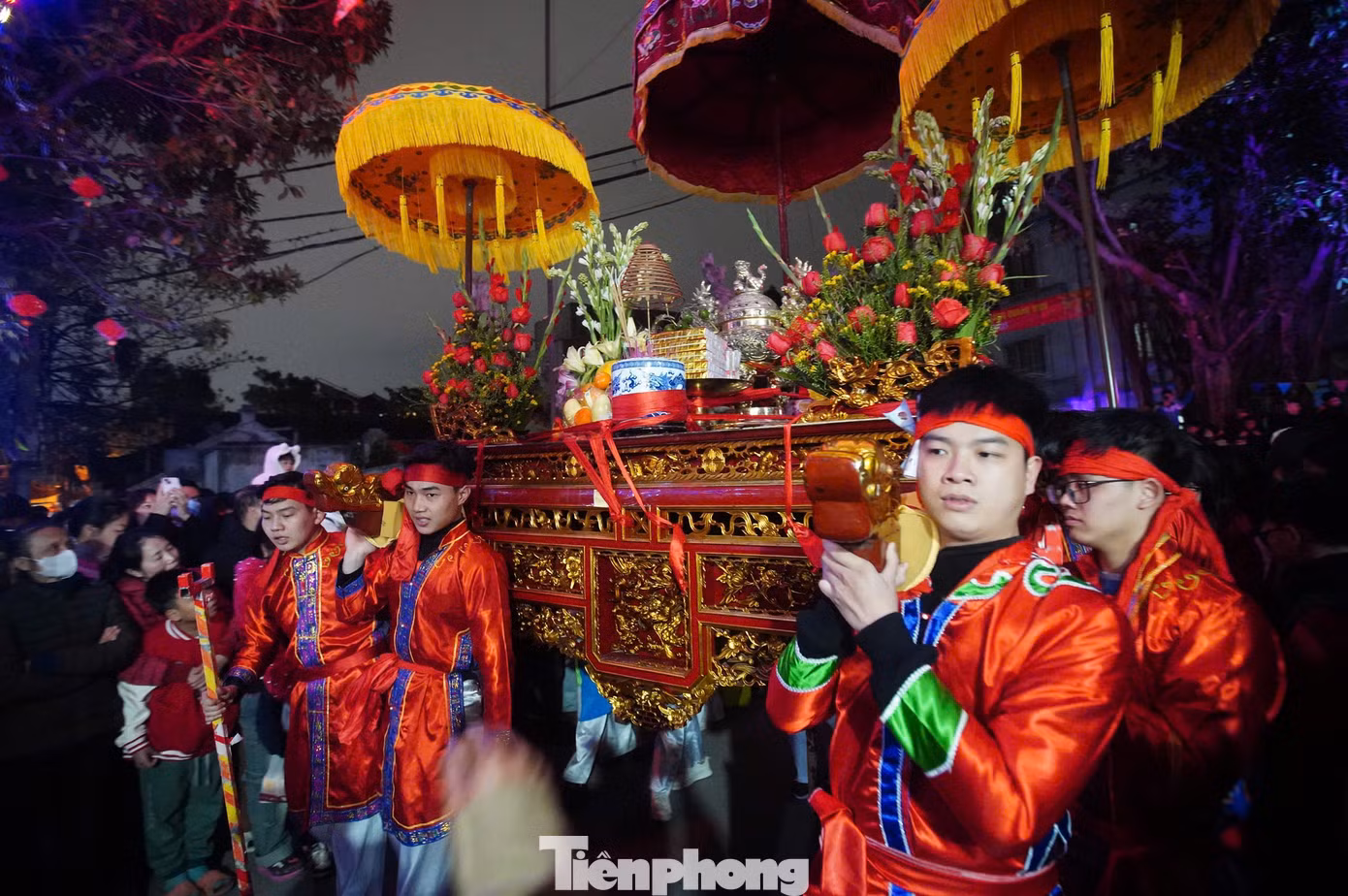 Theo sau kiệu Thành hoàng làng là kiệu bà Lớn, kiệu bà Bé - 2 phu nhân của Đức Thành Hoàng. Theo đó, những người khiêng kiệu cần đáp ứng yêu cầu chưa lập gia đình. Kiệu Đức Thành Hoàng do nam thanh niên khiêng và kiệu hai bà do thiếu nữ trong làng khiêng. Ngoài 3 kiệu chính, đoàn rước còn có khoảng 10 kiệu lễ của các tổ dân phố.