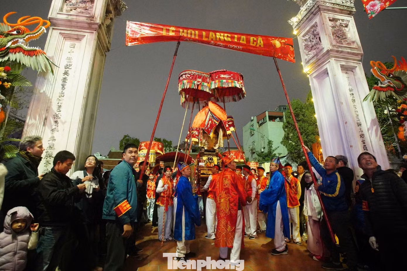 Tối 7/2 (ngày 11 tháng Giêng), hội Đánh hổ làng La Cả (phường Dương Nội, quận Hà Đông, Hà Nội) được tổ chức sau năm 5 năm. Lễ đánh hổ (lễ đánh biệt) được thực hiện vào ngày cuối cùng của Lễ hội làng La Cả tái hiện lại sự tích Thành Hoàng làng - Đương Cảnh Công diệt trừ hổ ác cứu dân vào đời Vua Hùng thứ 18.