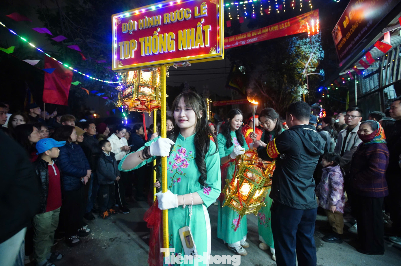 Theo sau kiệu Thành hoàng làng là kiệu bà Lớn, kiệu bà Bé - 2 phu nhân của Đức Thành Hoàng. Theo đó, những người khiêng kiệu cần đáp ứng yêu cầu chưa lập gia đình. Kiệu Đức Thành Hoàng do nam thanh niên khiêng và kiệu hai bà do thiếu nữ trong làng khiêng. Ngoài 3 kiệu chính, đoàn rước còn có khoảng 10 kiệu lễ của các tổ dân phố.