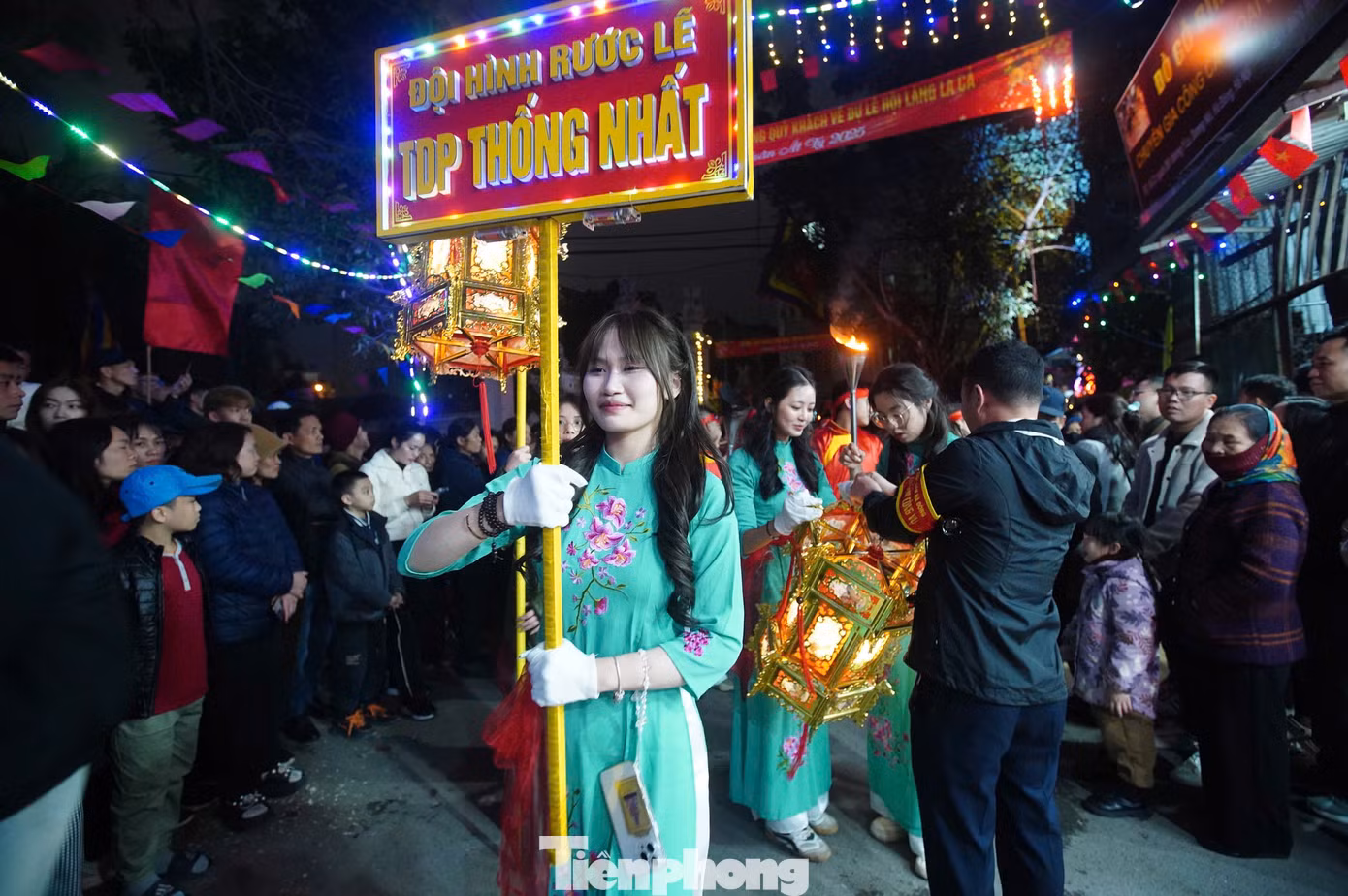 Theo sau kiệu Thành hoàng làng là kiệu bà Lớn, kiệu bà Bé - 2 phu nhân của Đức Thành Hoàng. Theo đó, những người khiêng kiệu cần đáp ứng yêu cầu chưa lập gia đình. Kiệu Đức Thành Hoàng do nam thanh niên khiêng và kiệu hai bà do thiếu nữ trong làng khiêng. Ngoài 3 kiệu chính, đoàn rước còn có khoảng 10 kiệu lễ của các tổ dân phố.