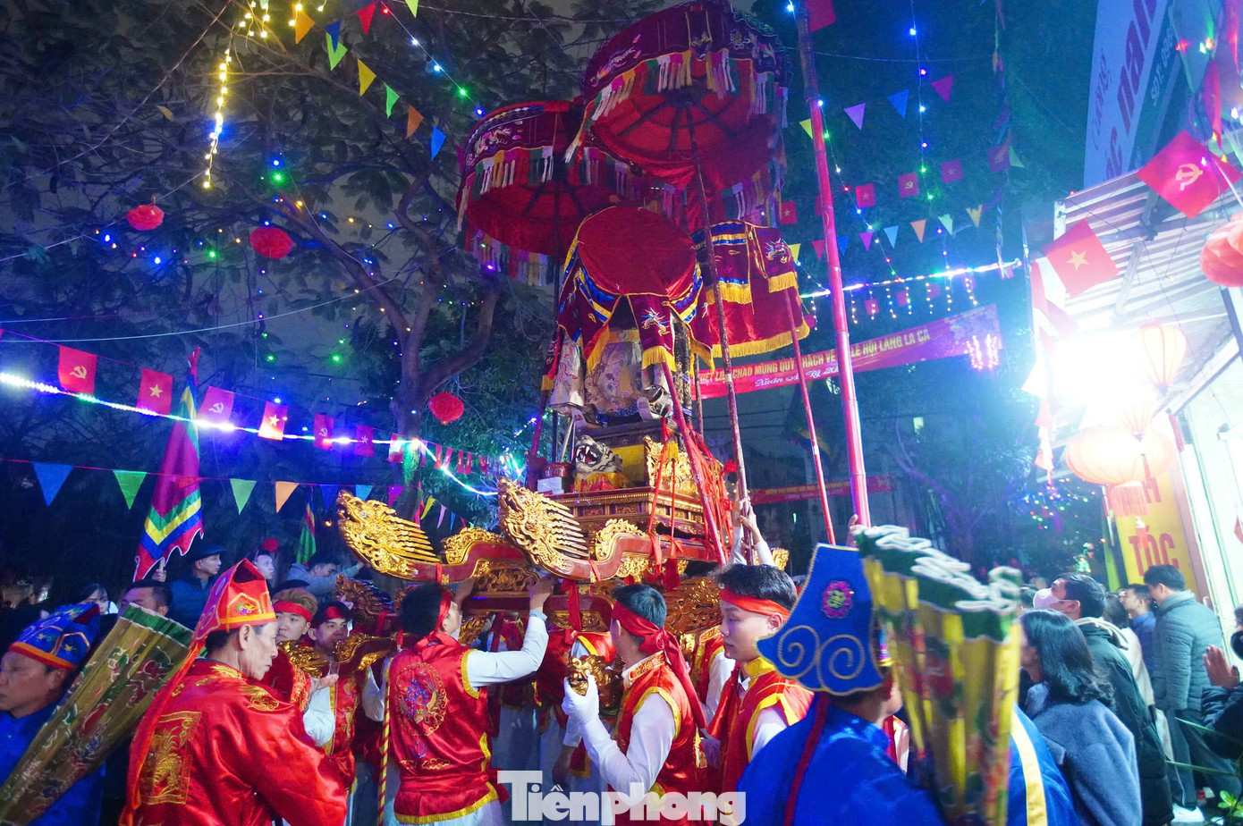 Sau khoảng một tiếng, đoàn rước đến điểm cuối là miếu làng. Đây là nơi thực hiện lễ Hoàn cung. Theo dân làng, nghi lễ cuối cùng của Lễ hội làng La Cả khép lại sau 1h sáng khi Đức Thành Hoàng hiển linh.