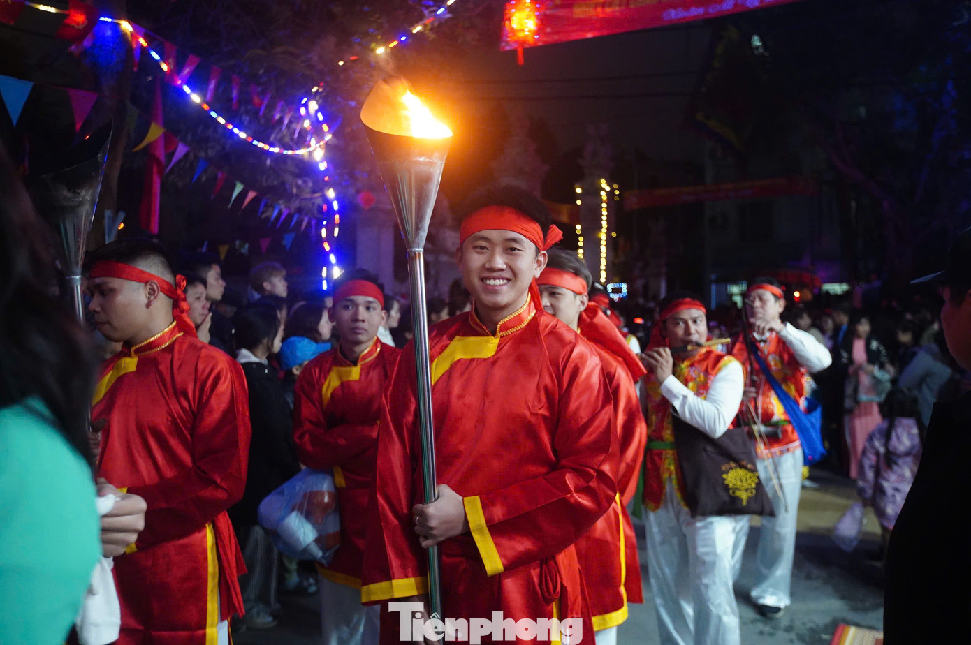 Theo sau kiệu Thành hoàng làng là kiệu bà Lớn, kiệu bà Bé - 2 phu nhân của Đức Thành Hoàng. Theo đó, những người khiêng kiệu cần đáp ứng yêu cầu chưa lập gia đình. Kiệu Đức Thành Hoàng do nam thanh niên khiêng và kiệu hai bà do thiếu nữ trong làng khiêng. Ngoài 3 kiệu chính, đoàn rước còn có khoảng 10 kiệu lễ của các tổ dân phố.