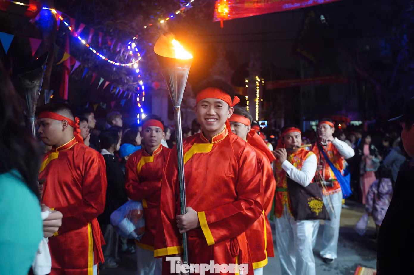 Theo sau kiệu Thành hoàng làng là kiệu bà Lớn, kiệu bà Bé - 2 phu nhân của Đức Thành Hoàng. Theo đó, những người khiêng kiệu cần đáp ứng yêu cầu chưa lập gia đình. Kiệu Đức Thành Hoàng do nam thanh niên khiêng và kiệu hai bà do thiếu nữ trong làng khiêng. Ngoài 3 kiệu chính, đoàn rước còn có khoảng 10 kiệu lễ của các tổ dân phố.