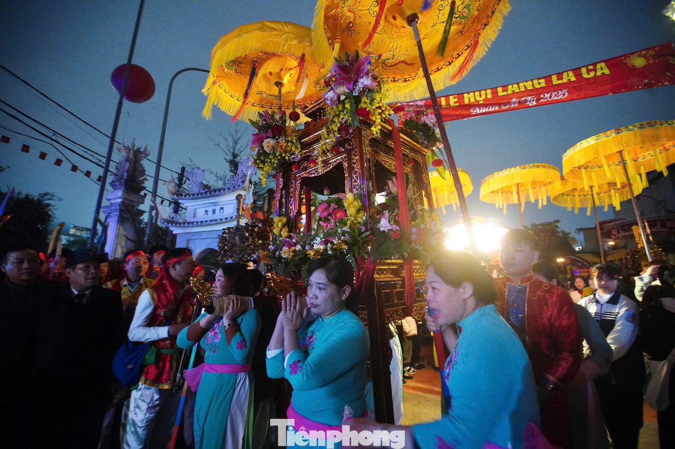 Theo sau kiệu Thành hoàng làng là kiệu bà Lớn, kiệu bà Bé - 2 phu nhân của Đức Thành Hoàng. Theo đó, những người khiêng kiệu cần đáp ứng yêu cầu chưa lập gia đình. Kiệu Đức Thành Hoàng do nam thanh niên khiêng và kiệu hai bà do thiếu nữ trong làng khiêng. Ngoài 3 kiệu chính, đoàn rước còn có khoảng 10 kiệu lễ của các tổ dân phố.