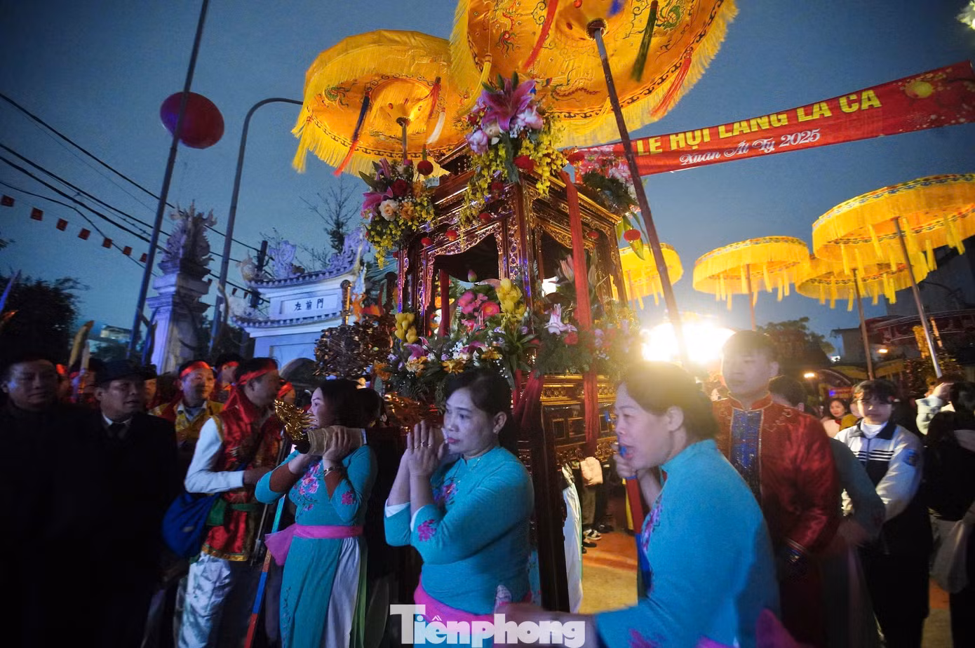 Theo sau kiệu Thành hoàng làng là kiệu bà Lớn, kiệu bà Bé - 2 phu nhân của Đức Thành Hoàng. Theo đó, những người khiêng kiệu cần đáp ứng yêu cầu chưa lập gia đình. Kiệu Đức Thành Hoàng do nam thanh niên khiêng và kiệu hai bà do thiếu nữ trong làng khiêng. Ngoài 3 kiệu chính, đoàn rước còn có khoảng 10 kiệu lễ của các tổ dân phố.