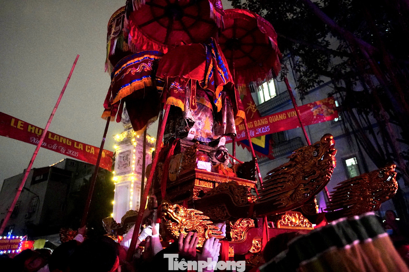 Sau khi tất cả đội rước lễ vào vị trí, kiệu của Thành Hoàng làng Đương Cảnh Công bắt đầu được rước ra khỏi đình. Trên kiệu, bộ da hổ thật được đặt dưới ghế ngồi của Đức Thành Hoàng làng. Tương truyền đây là xác của con hổ lang vàng mép bị sa bẫy tại làng La Cả ngày xưa.