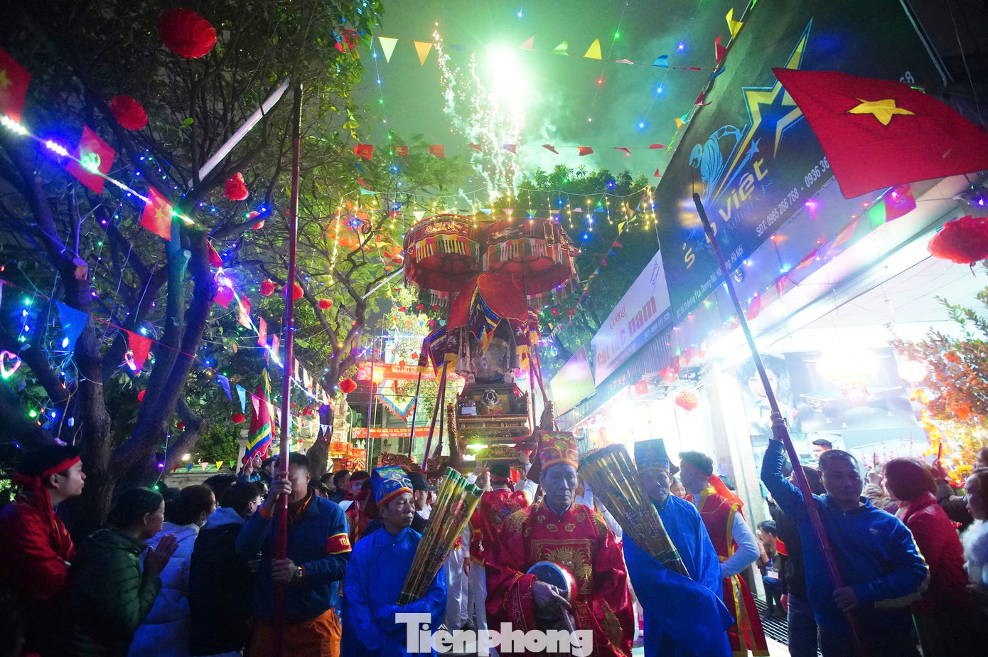 Người dân vui mừng đốt pháo chào mừng sự trở lại của Lễ hội làng La Cả sau 5 năm kể từ 2021. Đây cũng là lễ hội đầu tiên được tổ chức sau dịch COVID-19.