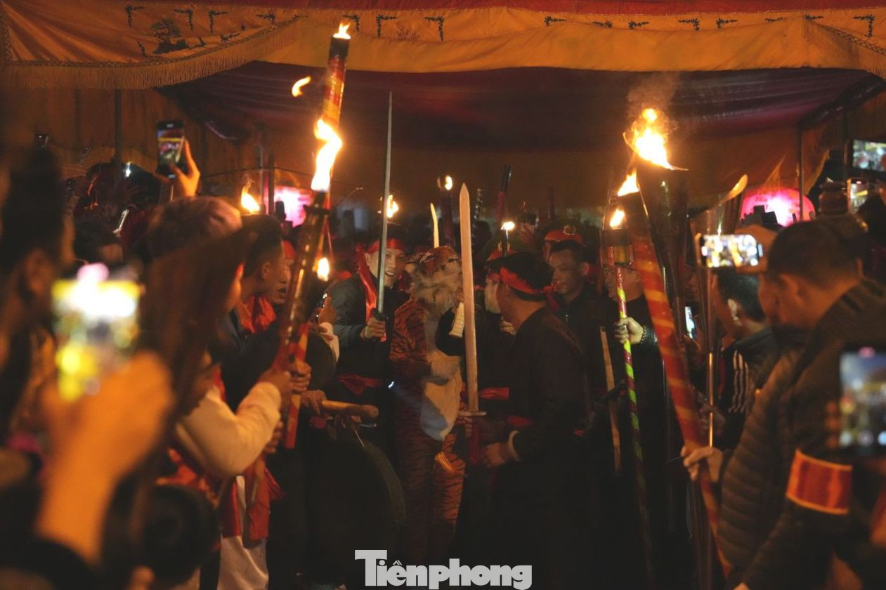 Như thường lệ, sau khi đánh hổ trong đình làng, con hổ dữ bị trọng thương, lao ra ngoài nhưng ngay lập tức bị đoàn đi săn áp sát. Khi con hổ bị hạ gục, đoàn thợ săn sẽ mang hổ về sân đình để người dự hội vào dẫm, giằng xé lốt hổ, biểu thị sự trừng phạt, đồng thời, lấy được một mảnh lốt để "lấy may". Tuy nhiên, việc lấy mảnh lốt đã được hủy bỏ trong một vài mùa lễ gần đây để đảm bảo an toàn cho người đóng giả hổ.