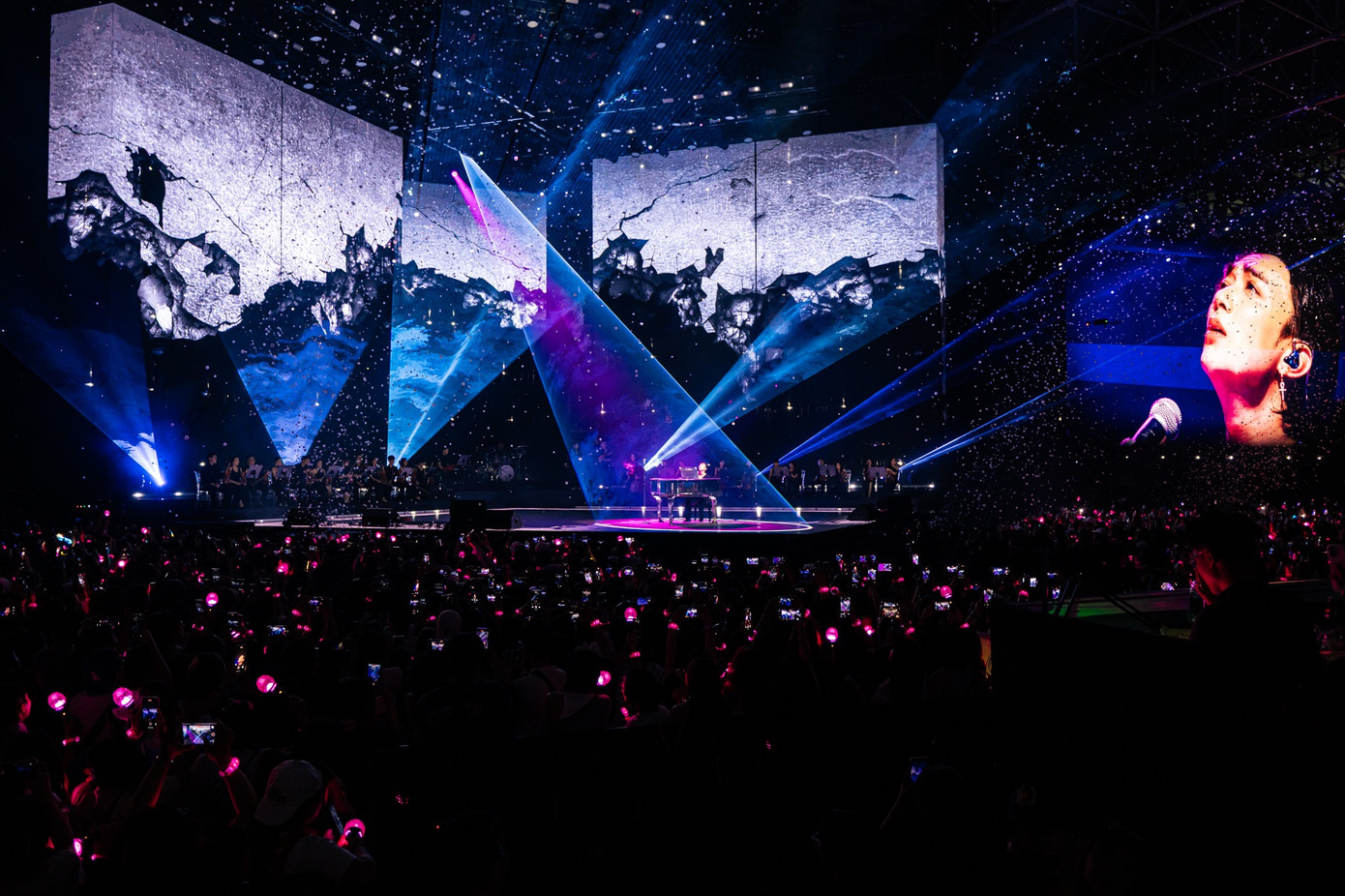 Soobin Live Concert: All-Rounder là mốc son rực rỡ trong hành trình hoạt động nghệ thuật của Soobin. Solo concert của nam ca sĩ thành công với ê-kíp hỗ trợ phía sau là giám đốc âm nhạc SlimV, đạo diễn sân khấu Đinh Hà Uyên Thư, đạo diễn ánh sáng Long Kenji, đạo diễn hình ảnh Trần Quốc Vương, giám đốc nghệ thuật Vĩ Khang...