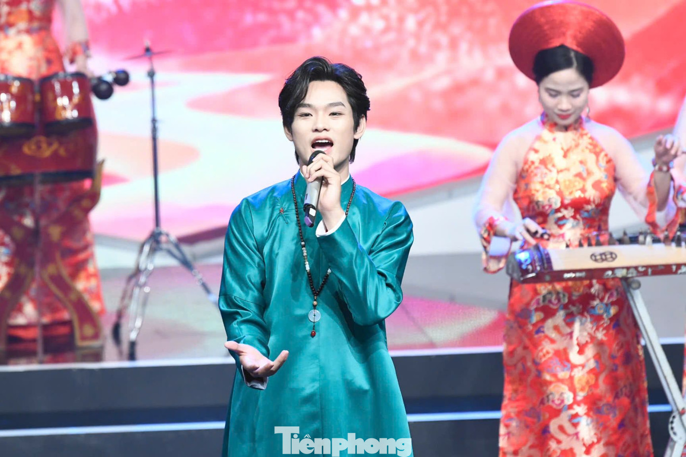 Ca khúc Thịnh vượng Việt Nam sáng ngời do ca sĩ Bùi Trường Linh và dàn nhạc dân tộc thể hiện mở đầu lễ trao giải thưởng. Thịnh vượng Việt Nam sáng ngời do Bùi Trường Linh sáng tác, lần đầu thể hiện trong chương trình Bài hát hay nhất phiên bản Big song big deal năm 2022. Ca khúc nhanh chóng gây ấn tượng với giai điệu nhẹ nhàng, lời ca thấm đẫm tinh thần yêu nước.