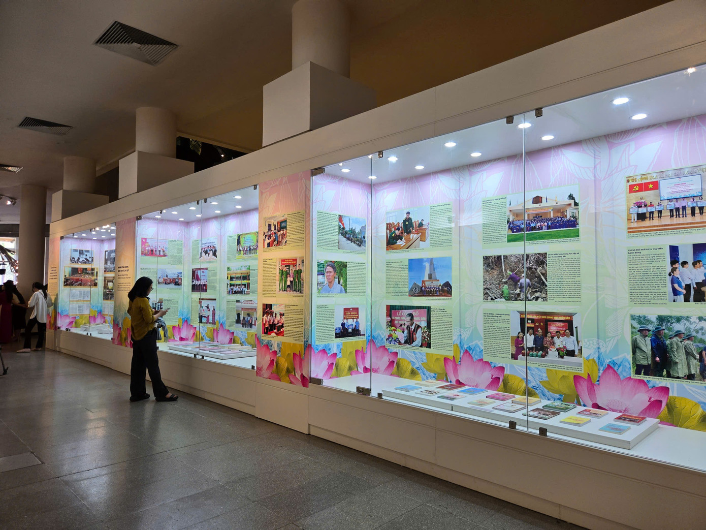 Triển lãm giới thiệu đến công chúng 135 tấm gương bình dị mà cao quý. Triển lãm giới thiệu đến công chúng 135 tấm gương bình dị mà cao quý.