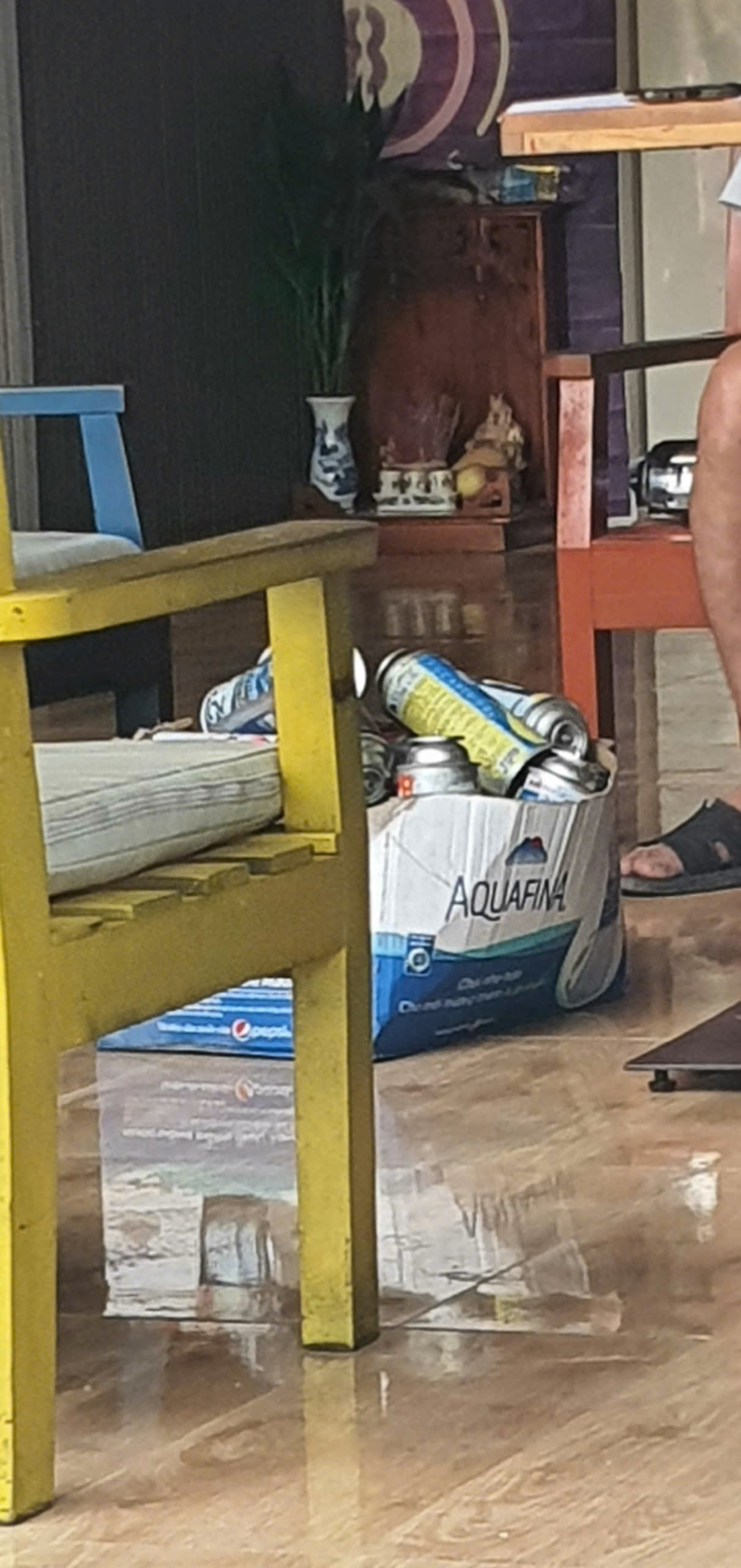 Nhiều chai gas trong tiệm ăn nằm dưới bàn ghế của khách. Ảnh: Thiên Long.