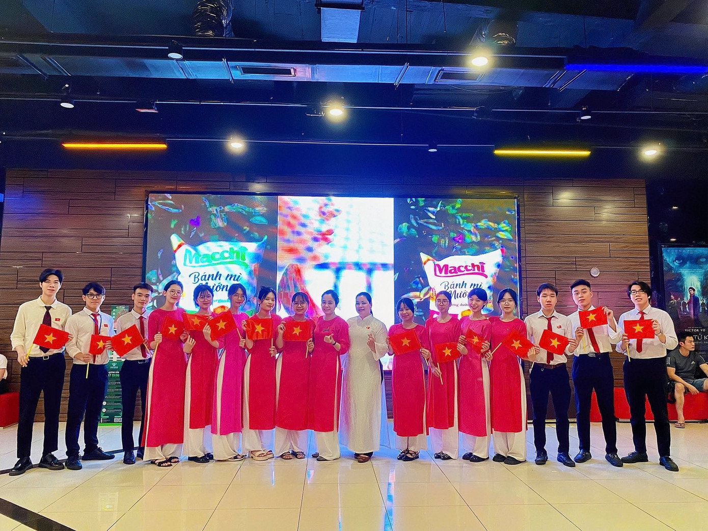 Dịp này, tại trung tâm cũng công chiếu những bộ phim thuộc đợt phim kỷ niệm 50 năm Giải phóng miền nam, thống nhất đất nước 30/4. &quot;Những phim được công chiếu trong đợt phim kỷ niệm này được khán giả săn đón, khán phòng luôn kín khán giả. Chúng tôi sắp lịch chiếu những phim này vào khung giờ đẹp, thuận tiện cho khán giả đến rạp&quot;, chị Mạc Thị Thủy nêu.