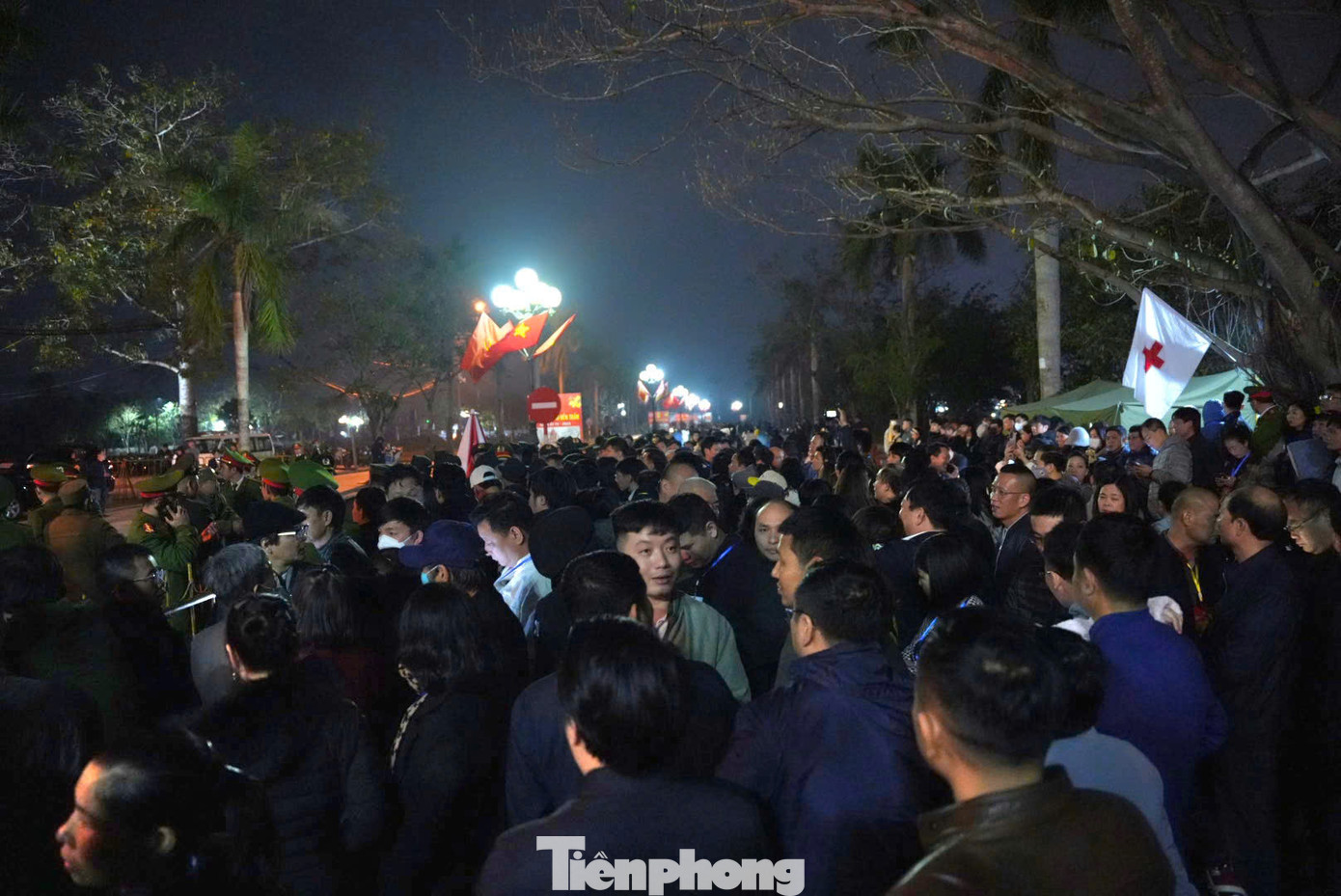 Chị Nguyễn Thị Hoa (Hải Hậu, Nam Định) cho biết mọi năm người thân chị thường xin ấn cho, tuy nhiên năm nay chị mong muốn tự trải nghiệm quá trình xin ấn đền Trần. "Tôi nghe nói về ý nghĩa của ấn đã lâu. Hôm nay mới quyết định trải nghiệm quá trình xin ấn. Tôi khởi hành từ 6h tối, sau khi dâng lễ xong, tôi muốn đợi ở khuôn viên đền cho đến khi được nhận ấn. Dù biết thời gian chờ đợi lâu nhưng tôi rất hào hứng", chị Hoa chia sẻ.