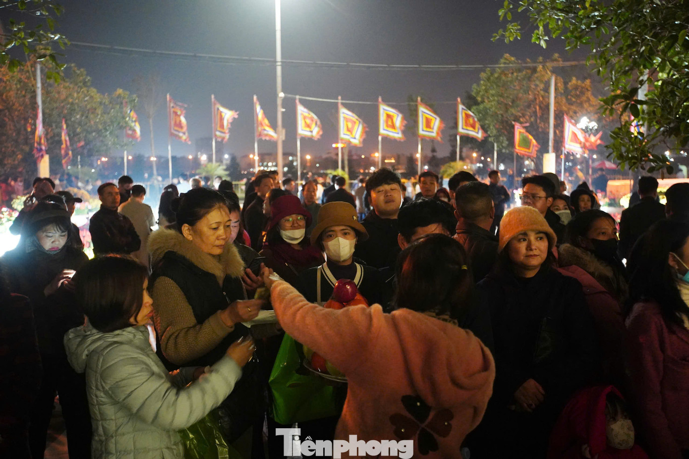 Trước đó, từ 20h15 ngày 14 tháng Giêng (11/2 dương lịch), lực lượng chức năng bắt đầu phong tỏa khu vực đền Trần. Các du khách trong đền được mời ra ngoài. Lúc này, BTC bắt đầu không tiếp nhận thêm người vào đền để chuẩn bị cho Lễ Khai ấn đền Trần. Lượng khách tụ tập ngoài cổng đền vì vậy mà tăng cao.
