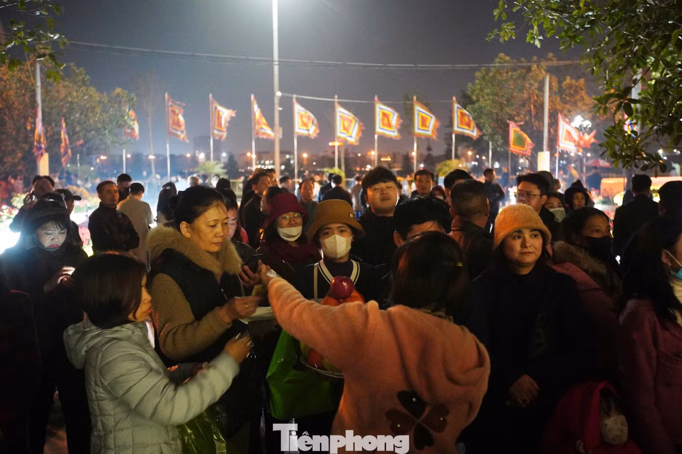 Trước đó, từ 20h15 ngày 14 tháng Giêng (11/2 dương lịch), lực lượng chức năng bắt đầu phong tỏa khu vực đền Trần. Các du khách trong đền được mời ra ngoài. Lúc này, BTC bắt đầu không tiếp nhận thêm người vào đền để chuẩn bị cho Lễ Khai ấn đền Trần. Lượng khách tụ tập ngoài cổng đền vì vậy mà tăng cao.