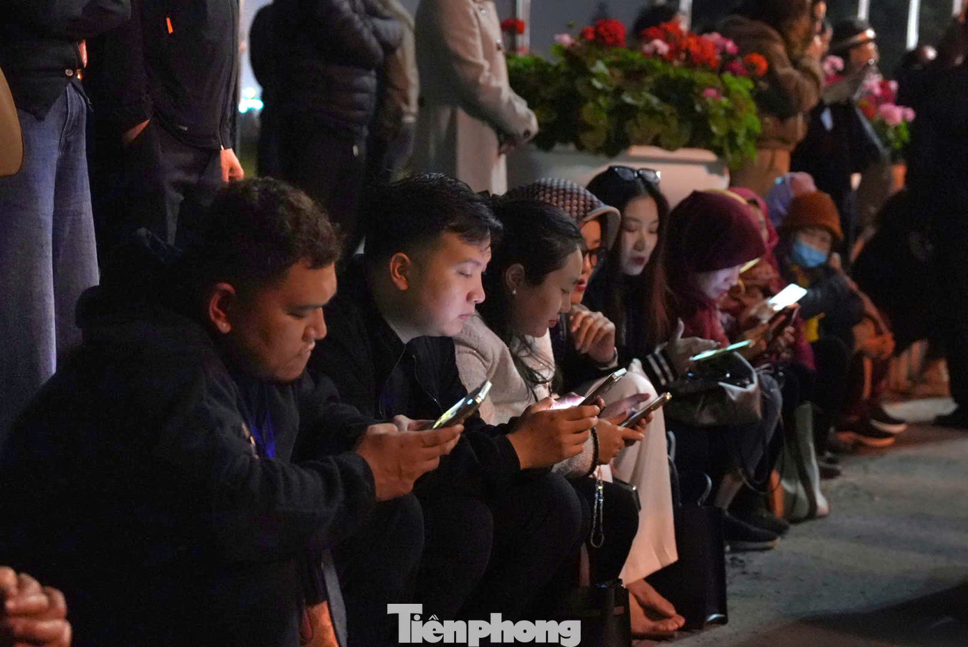 Với nhiều du khách, việc đợi chờ trong khuôn viên đền Trần mới đảm bảo sự thành tâm với đức thánh Trần và những lá ấn đến tay lúc này mới đầy đủ ý nghĩa.