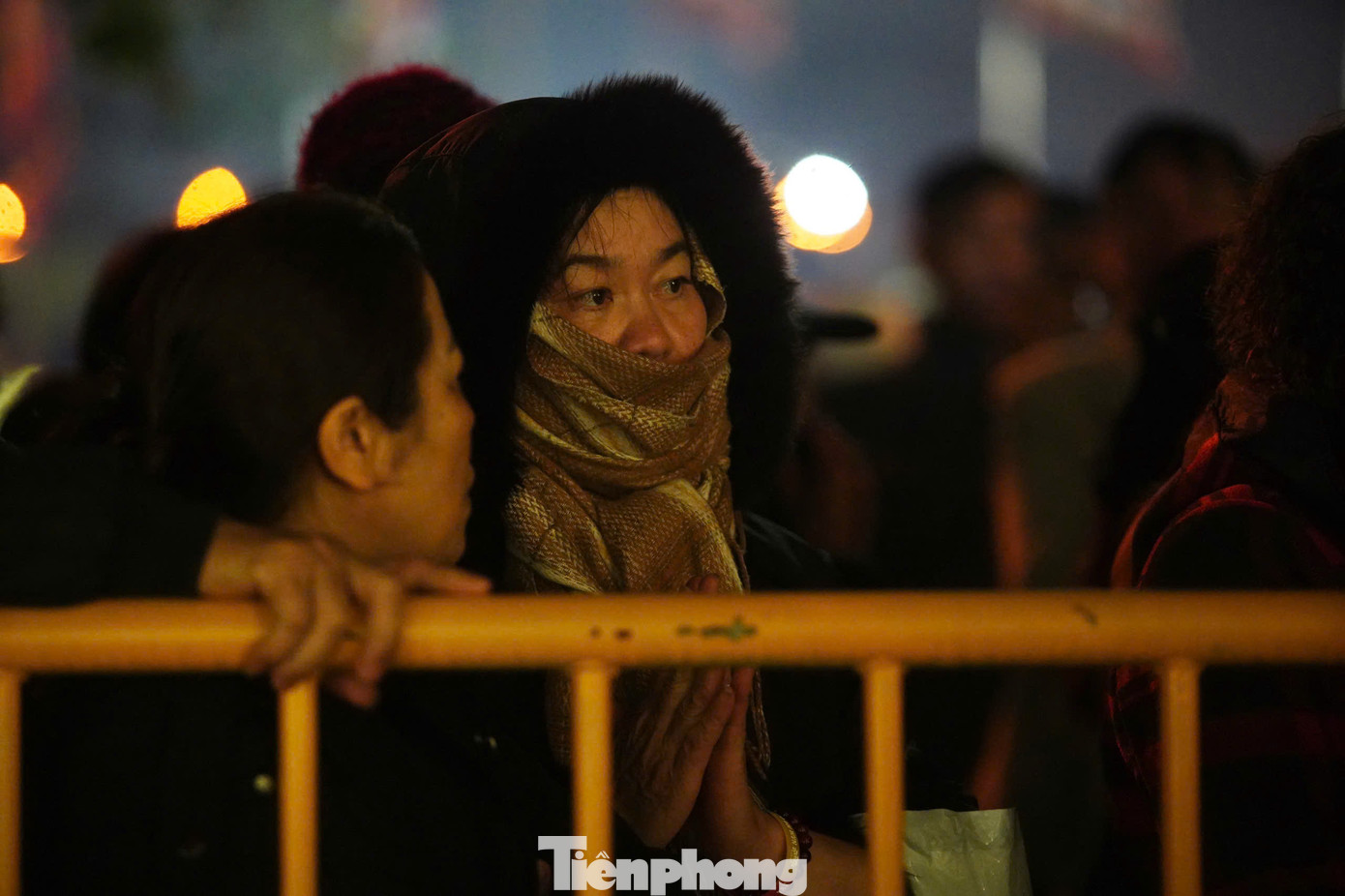 Đến 20h30, nhiều du khách không được vào đền dâng lễ, chiêm bái. Nhiều người bất ngờ vì không được vào đền nên đã vái vọng từ xa.