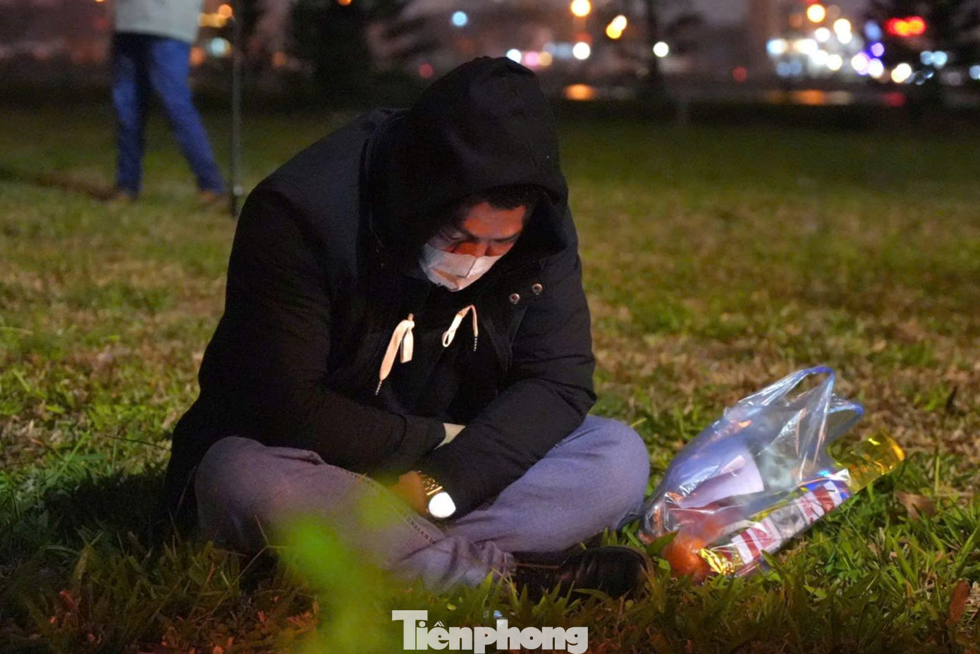 Năm nay, thời tiết thuận lợi hơn những mùa lễ hội trước đó. Trời đêm trở lạnh nhưng không làm vơi đi sự hào hứng, chờ mong của người dân và du khách thập phương. Nhiều người ngủ gật trong lúc chờ đợi.