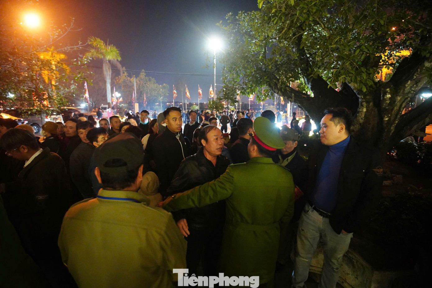 Đến 20h30, nhiều du khách không được vào đền dâng lễ, chiêm bái. Nhiều người bất ngờ vì không được vào đền nên đã vái vọng từ xa.