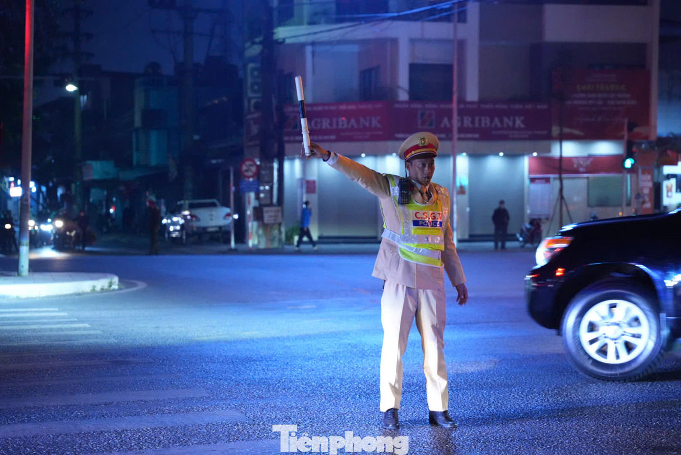 Nhằm bảo đảm trật tự an toàn giao thông, đặc biệt trong khung giờ cao điểm của lễ hội, công an tỉnh đã tăng cường phân luồng giao thông để Lễ Khai ấn diễn ra trang nghiêm, an toàn, mang đậm bản sắc văn hóa dân tộc.