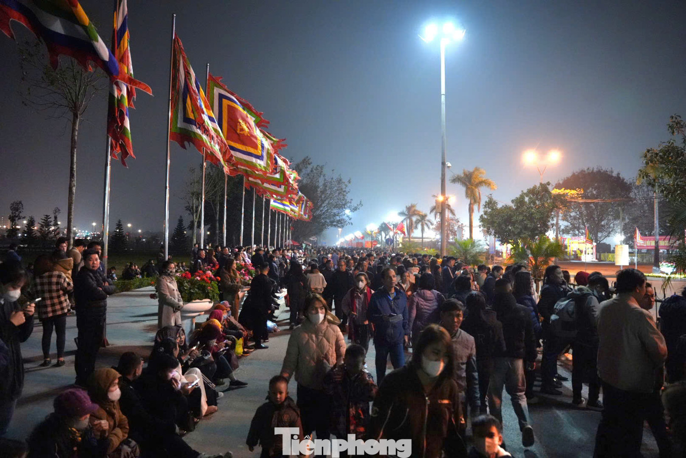 Sau khi các nghi lễ chính của Lễ Khai ấn đền Trần kết thúc vào lúc 23h30 ngày 14 tháng Giêng, BTC đền Trần bắt đầu phát ấn lúc 5h sáng ngày 15 tháng Giêng. Tuy nhiên, hàng nghìn du khách vẫn tụ tập trước cửa đền, đợi chờ khoảnh khắc nhà đền mở cửa phát ấn.