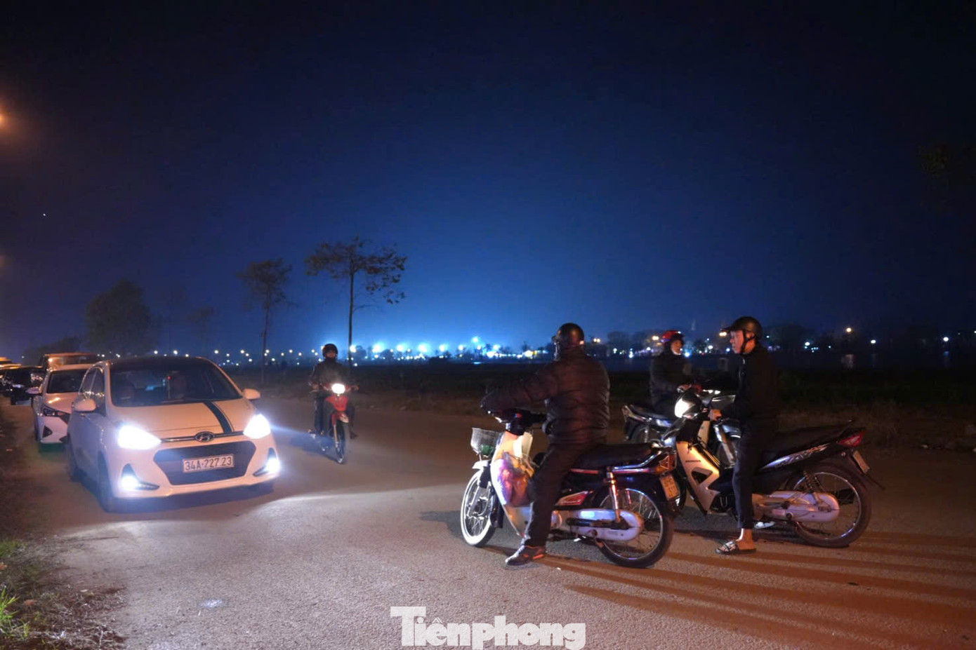 Các bãi trông giữ phương tiện được quy hoạch, bố trí hợp lý, tạo điều kiện để người dân gửi xe đúng nơi quy định. Tuy nhiên, vì bãi xe được bố trí khá xa đền Trần nên nhiều dịch vụ chở du khách từ bãi xe vào cổng đền nở rộ. Mỗi du khách sẽ trả 30.000 đồng cho dịch vụ này.