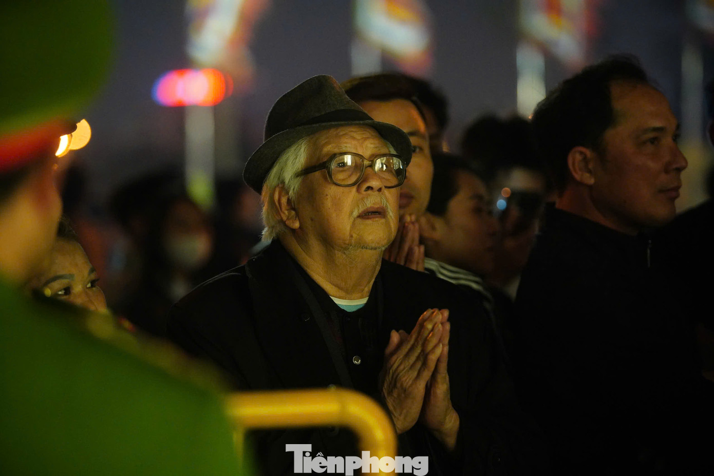 Đến 20h30, nhiều du khách không được vào đền dâng lễ, chiêm bái. Nhiều người bất ngờ vì không được vào đền nên đã vái vọng từ xa.