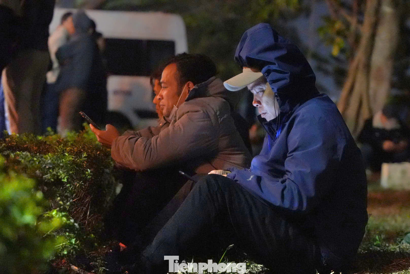 Du khách sẵn sàng "màn trời, chiếu đất", thức đêm đợi chờ khoảnh khắc nhà đền phát ấn. "Tôi không ngại chờ đợi bởi với lá ấn mang đến niềm tin, động lực cho tôi vượt qua bản thân, thành công trong năm 2025. Tôi mong chờ năm 2025 rực rỡ, đầy may mắn với bản thân và gia đình", anh Phạm Hồng Minh (Hà Nội) chia sẻ.