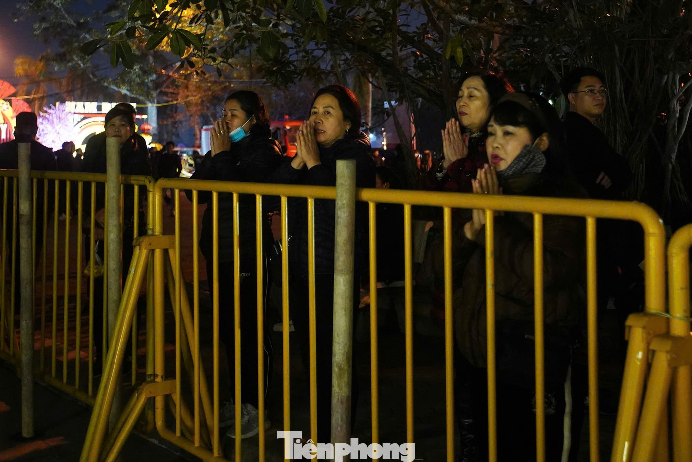 Đến 20h30, nhiều du khách không được vào đền dâng lễ, chiêm bái. Nhiều người bất ngờ vì không được vào đền nên đã vái vọng từ xa.