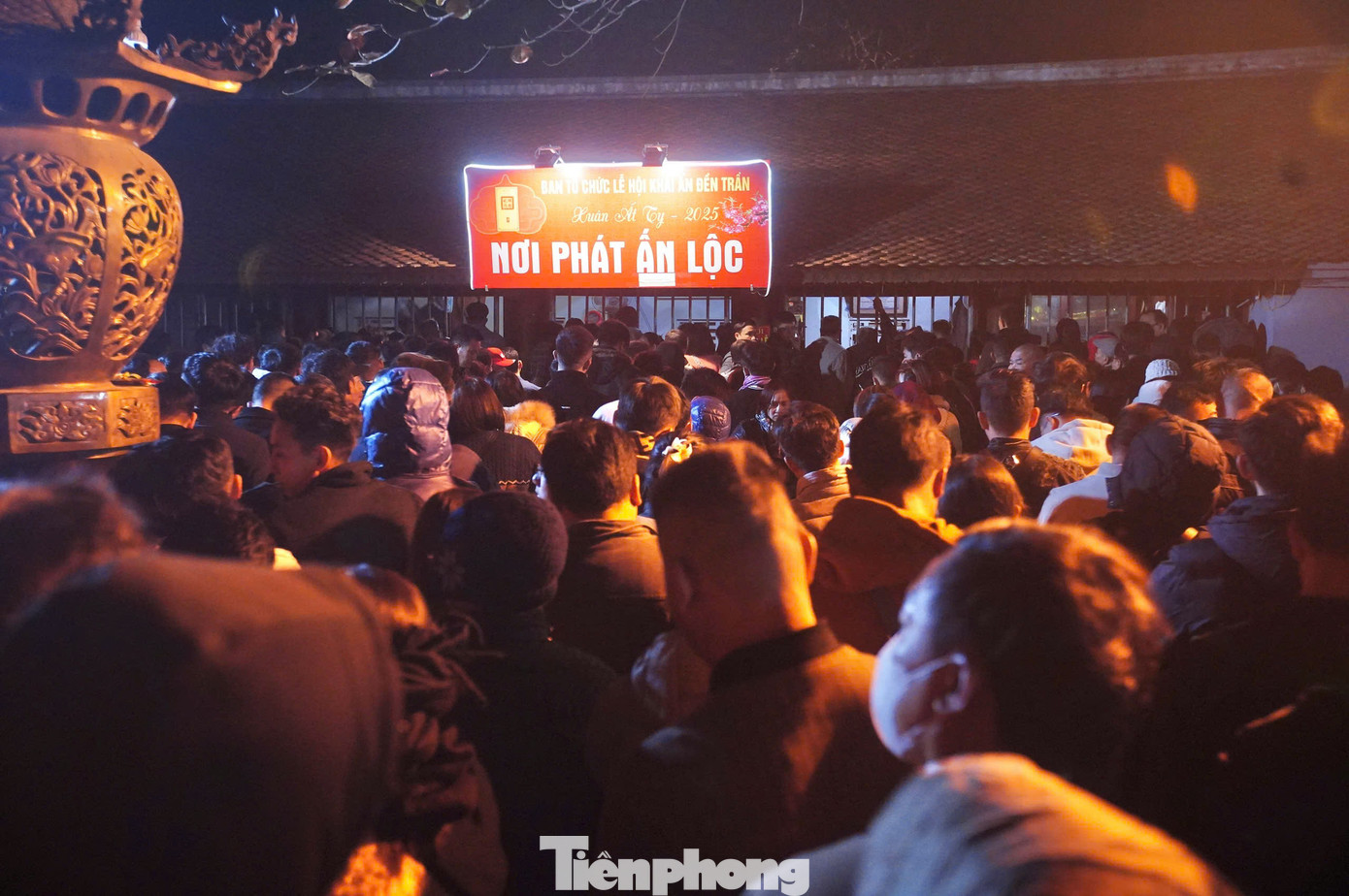 Từ sớm người dân xếp đã xếp hàng kín sân Thiên Trường để nhận ấn. Theo truyền thuyết, người xin được lộc ấn mang về treo tại đền, phủ, từ đường hay tại gia có ý nghĩa trừ ma quỷ, hóa giải rủi ro và điều xấu, thu hút may mắn và thuận lợi trong đường công danh, sự nghiệp.