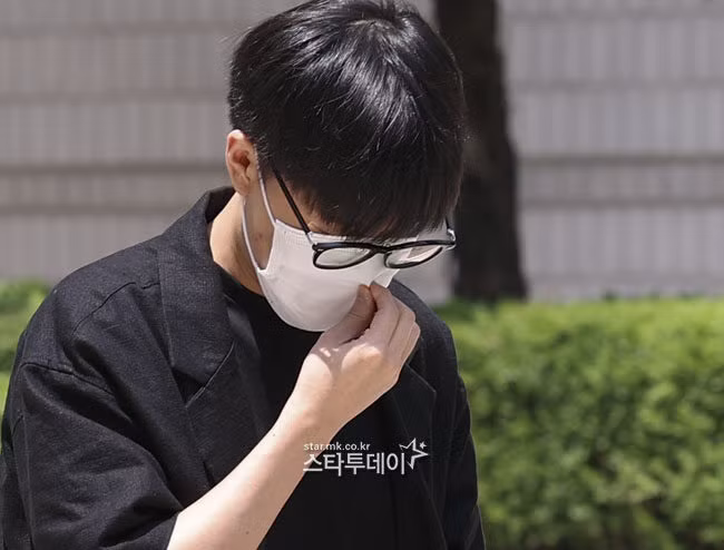 Taeil - cựu thành viên nhóm nhạc NCT che chắn kín mít, xuất hiện tại phiên tòa sơ thẩm ngày 18/6.