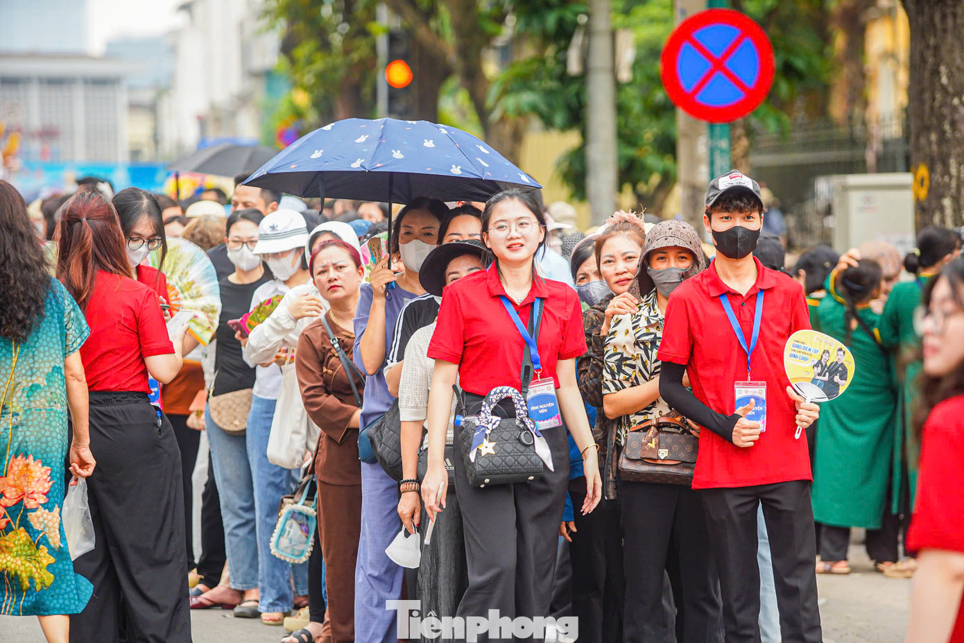 Hàng trăm tình nguyện viên được huy động trong sáng 14/5 - ngày đầu tiên chùa Quán Sứ mở cửa đón người dân vào chiêm bái xá lợi Phật. Người dân tiếp tục đến chiêm bái xá lợi Phật vào ngày 15,16/5 từ 7h đến 21h.