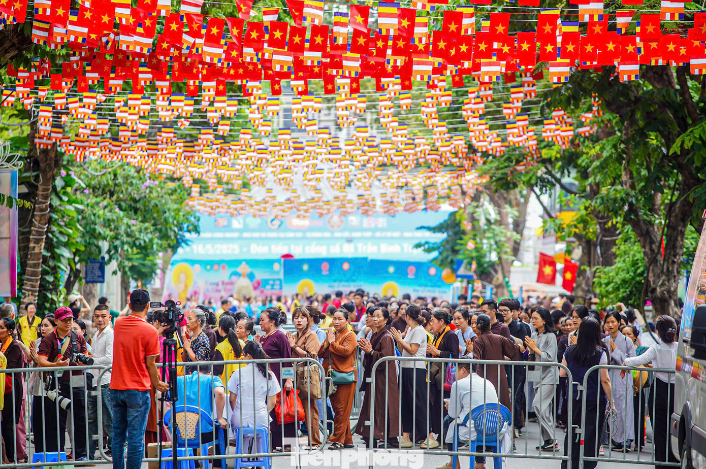 Tăng ni, Phật tử được hướng dẫn đi đúng làn đường để vào được chùa Quán Sứ chiêm bái xá lợi Phật. Với những người chưa đến lượt, sẽ đứng từ xa vái vọng, thể hiện niềm tin, lòng thành kính với xá lợi Phật - một biểu tượng được tôn kính như pháp thân và trí tuệ giác ngộ của Đức Phật.