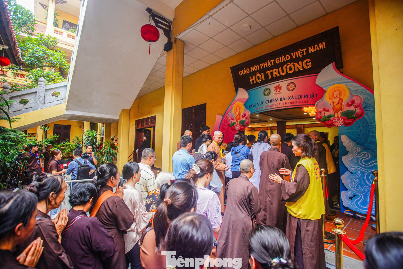 Mở cửa đón tăng ni, Phật tử, du khách thập phương đến chiêm bái xá lợi Phật, chùa Quán Sứ đón hàng nghìn lượt khách trong ngày 14/5. Số lượng khách tiến vào hội trường tầng 1 chùa Quán Sứ chưa từng vãn khách từ 7h sáng.