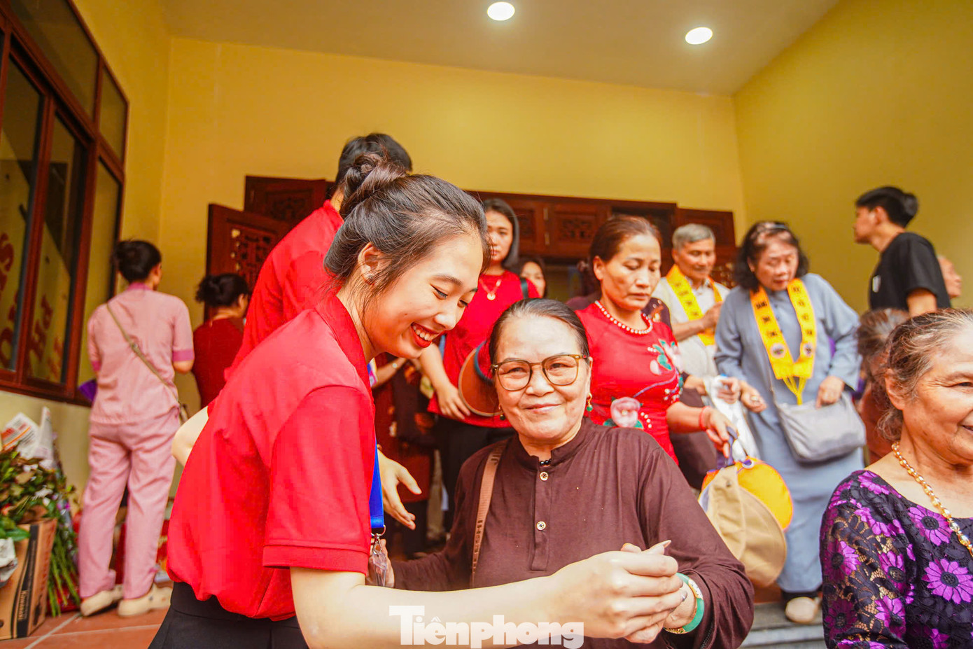 Hàng trăm tình nguyện viên được huy động trong sáng 14/5 - ngày đầu tiên chùa Quán Sứ mở cửa đón người dân vào chiêm bái xá lợi Phật. Người dân tiếp tục đến chiêm bái xá lợi Phật vào ngày 15,16/5 từ 7h đến 21h.