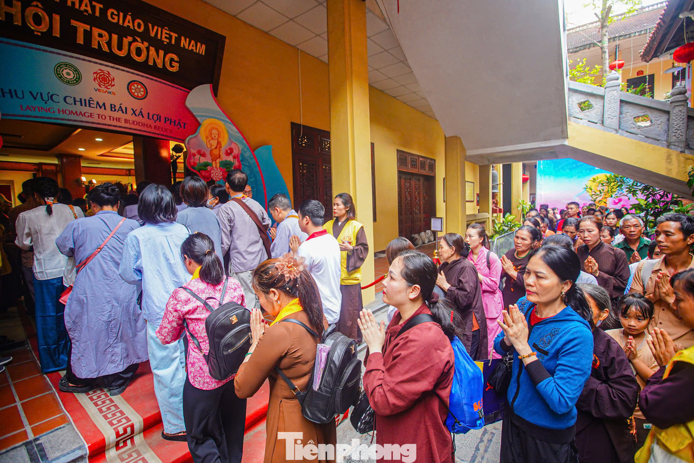 Mở cửa đón tăng ni, Phật tử, du khách thập phương đến chiêm bái xá lợi Phật, chùa Quán Sứ đón hàng nghìn lượt khách trong ngày 14/5. Số lượng khách tiến vào hội trường tầng 1 chùa Quán Sứ chưa từng vãn khách từ 7h sáng.