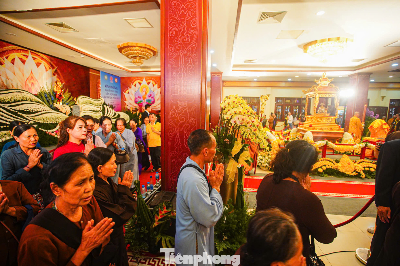 Dòng người tiến vào chiêm bái xá lợi Đức Phật tại chùa Quán Sứ chiều ngày 14/5.