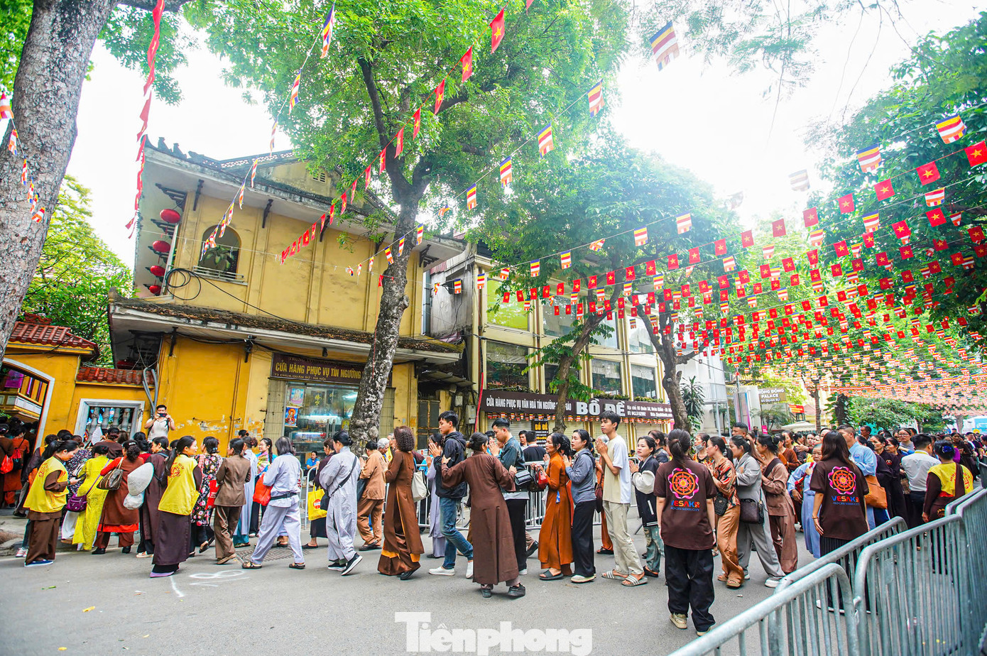 Dòng người đổ về chùa Quán Sứ ngày một đông.