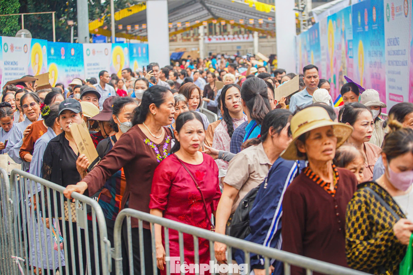 Dù trời khá nắng nhưng người dân không ngần ngại xếp hàng, di chuyển hàng cây số dưới nắng để vào chiêm bái xá lợi Phật.