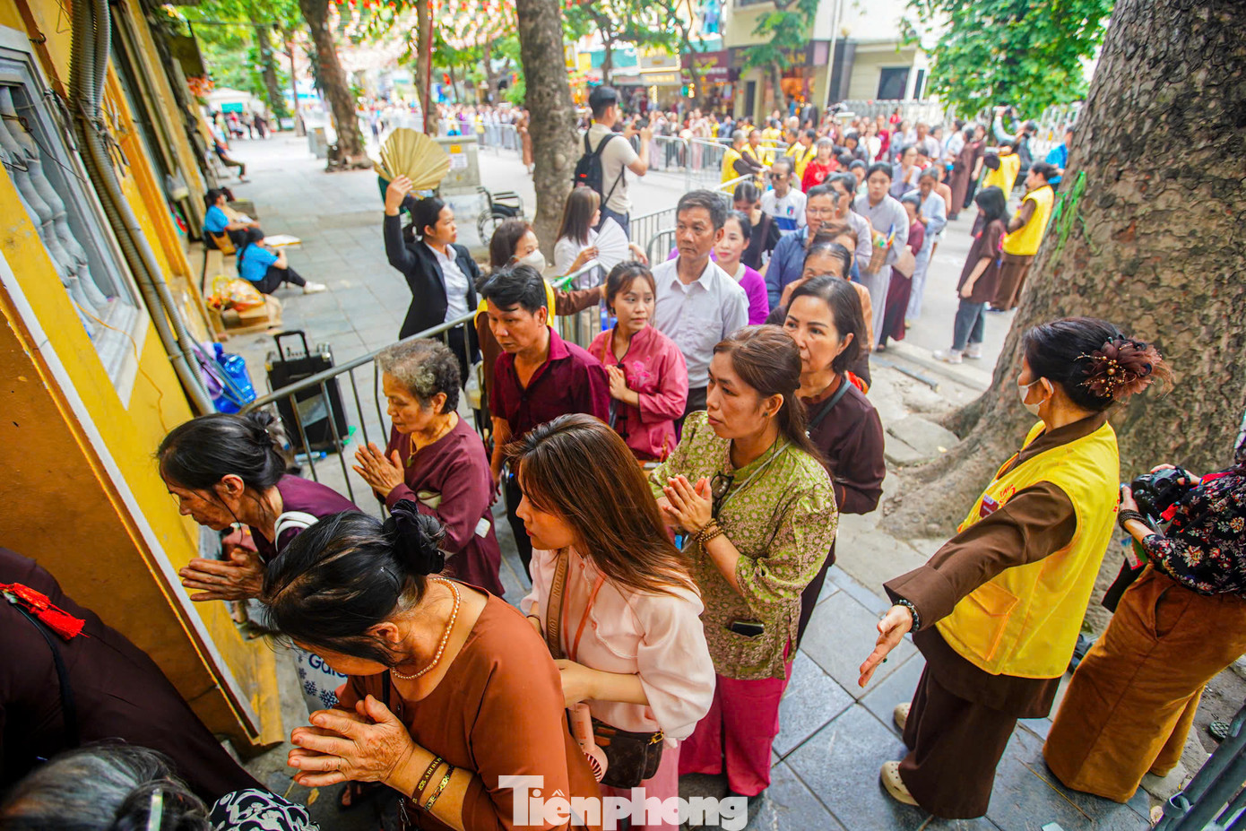 Tăng ni, Phật tử, du khách thập phương đến chiêm bái xá lợi Phật tại chùa Quán Sứ được các tình nguyện viên hướng dẫn kỹ lưỡng. Số lượng tình nguyện viên phụng sự trong những ngày chùa Quán Sứ mở cửa cho người dân chiêm bái lên tới hàng nghìn người.